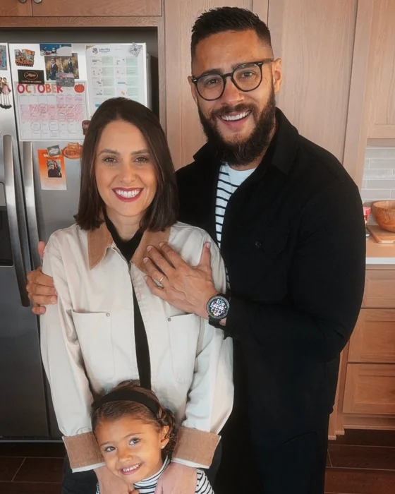 Jessica Adams com o marido, Ryan, e a filha, Ella, na cozinha de casa.